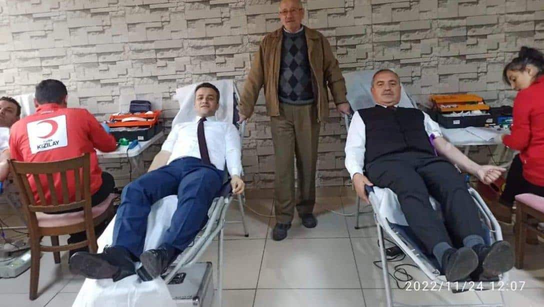 İlçe Milli Eğitim Müdürlüğü öncülüğünde Türk Kızılay'ı ile birlikte 24 Kasım Öğretmenler Günü Kan Bağışı kampanyası düzenlendi