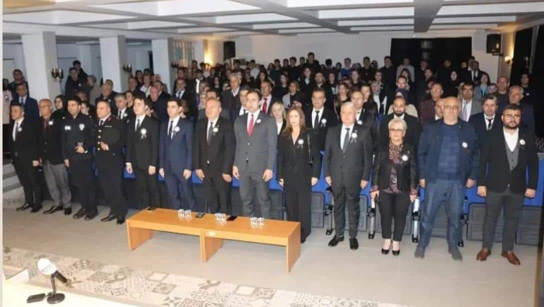 İlçemiz 75.yıl Cumhuriyet Ortaokulu konferans salonunda 10 Kasım Atatürk'ü Anma Programı Gerçekleştirildi.