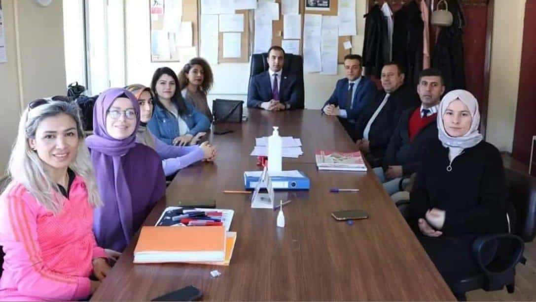 Kaymakamımız Sayın Fırat KADİROĞLU, İlçe Milli Eğitim Müdürümüz Sayın Levent OK ile birlikte Şehit Erkan Yalçın Anadolu Lisesini ziyaret etti.