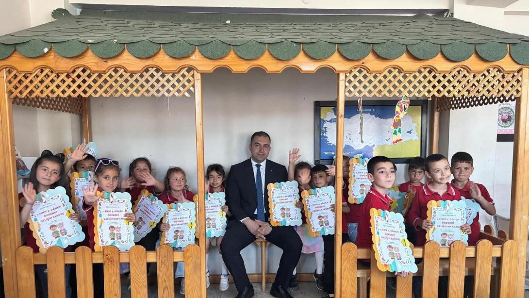 Kaymakamımız Sayın Fırat KADİROĞLU ve İlçe Milli Eğitim Müdürümüz Sayın Levent OK, Kumluca Mehmet Akif Ersoy İlkokulu'nda düzenlenen karne törenine katılarak öğrencilerin heyecanına ortak oldu